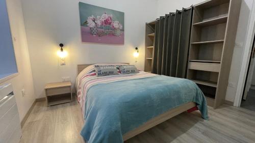 a small bedroom with a bed and a closet at Cocon lumineux proche de la ville fortifiée et de Nausicaa in Boulogne-sur-Mer