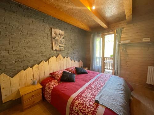 Tempat tidur dalam kamar di Le Chalet, chambres d hôtes, petit déjeuner inclus