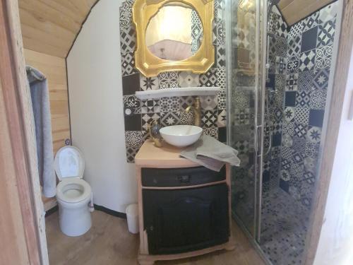 A bathroom at La roulotte au coeur du maquis