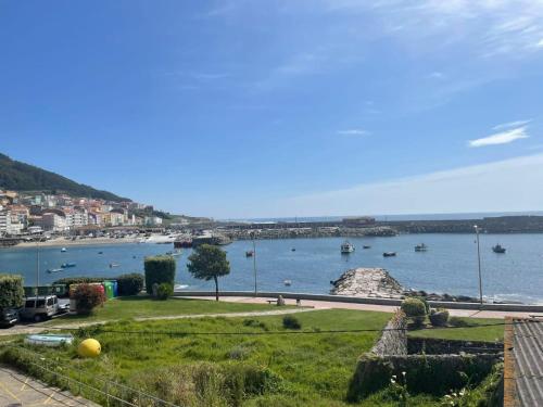 - une vue sur une étendue d'eau avec des bateaux dans l'établissement Apartamento Reguiño al mar, à A Guarda