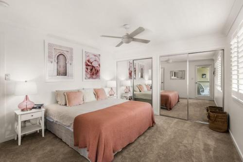 a bedroom with a bed and a ceiling fan at JAMES 4 18 Relax close to Noosa River in Noosaville