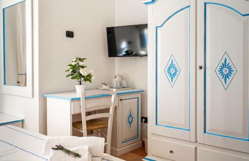 a small room with a desk and a dressing table at Hotel Trinità dei Corsari in Torre Dei Corsari