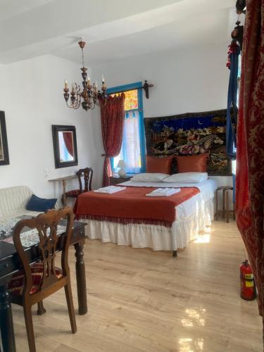 una camera con letto, tavolo e sedia di DIONI a Chania