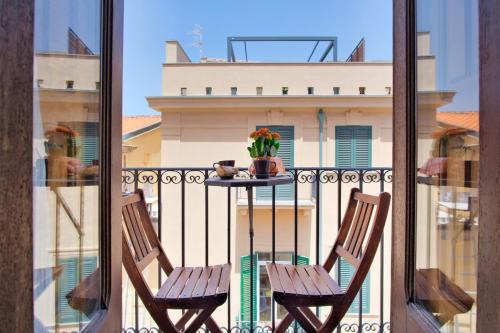 - un balcon avec deux chaises et une table avec une plante dans l'établissement Casa Bordonaro B (by Vacation Service), à Cefalù