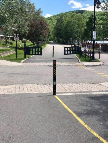 an empty street with a sign in the middle of the road at Studio LIV204 by Gestion ELITE in Mont-Tremblant