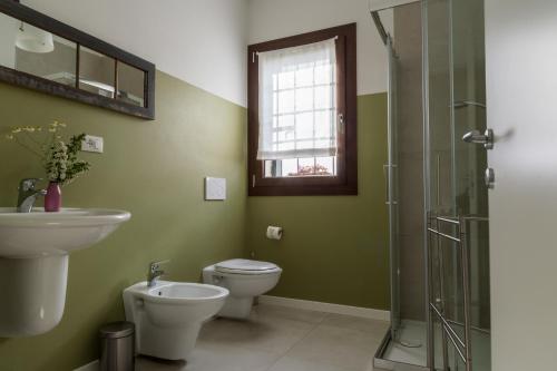 a bathroom with a sink and a toilet and a shower at all'ombra del Bagolaro in Taglio di Po