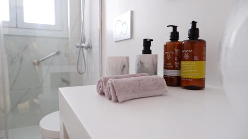 un bagno con due bottiglie di shampoo e un asciugamano di IOFONTOS 14 ad Atene