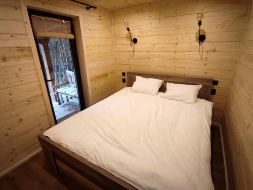 Posteľ alebo postele v izbe v ubytovaní Domki nad zalewem w Jacni