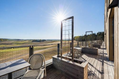a balcony with a table and chairs and the sun at Lily Country Club in Klofta