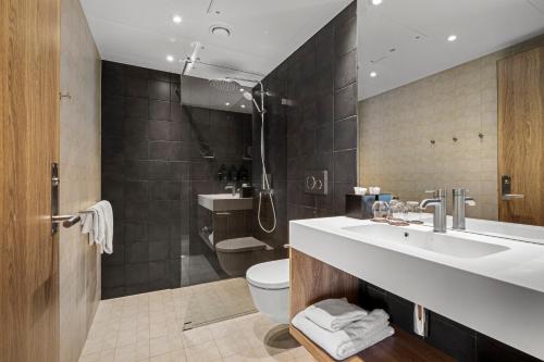 a bathroom with a sink and a toilet at Lily Country Club in Klofta