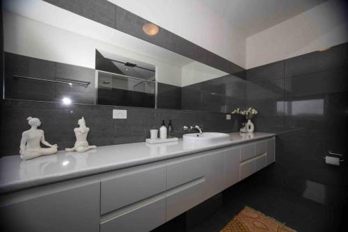 Et badeværelse på Martyrs Lookout - Luxury Accommodation