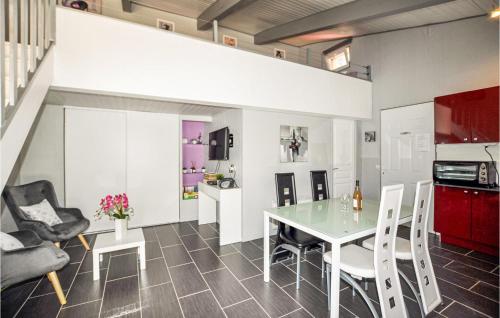 une cuisine et un salon avec une table et des chaises dans l'établissement 1 Bedroom Gorgeous Home In Rodès, à Rodès
