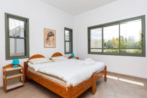 Un pat sau paturi într-o cameră la Holiday home in Galilee