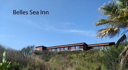 ein Haus auf einem Hügel mit den Worten "bellt sea inn" in der Unterkunft Belles Sea Inn in Port Aransas