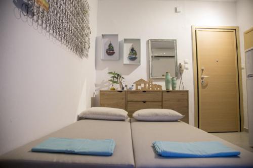 Postel nebo postele na pokoji v ubytování Grey Theros Apartments