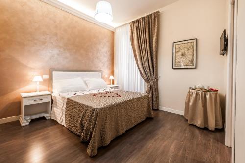 ローマにあるRelais de l'Operaのベッドと窓のあるホテルの部屋
