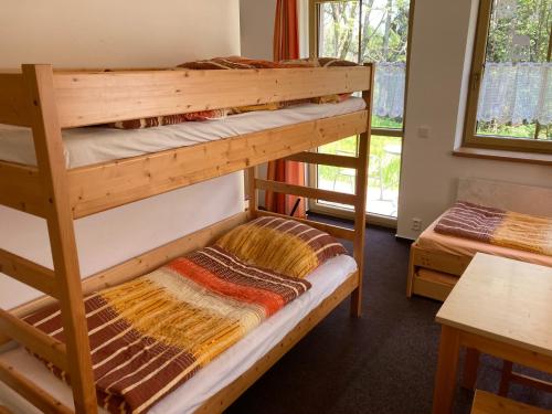 Двухъярусная кровать или двухъярусные кровати в номере Horský apartmán Prášily