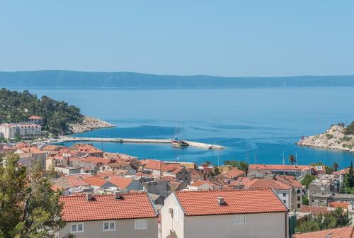 eine Stadt mit Hafen und Boot im Wasser in der Unterkunft Luxury Adria SEA & CITY View apartment in Makarska