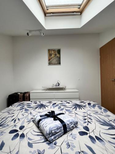 um quarto com uma cama e um lavatório em Prova apartment - Zadar - Sea view em Zadar