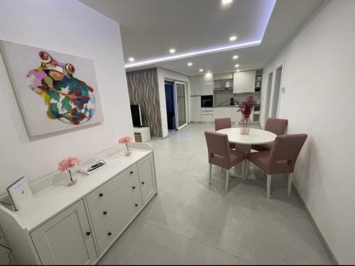 - un salon avec une table et une salle à manger dans l'établissement Luxury Apartment SWANY, à Crikvenica