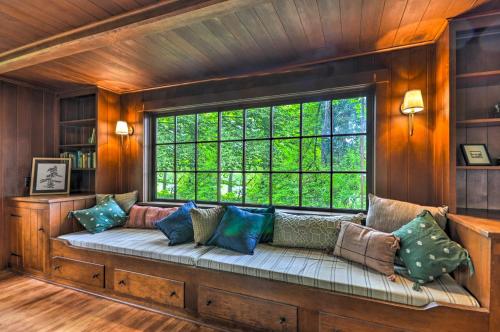 a window seat in a room with a large window at Peaceful and Elegant Cottage with Riverside View in Oregon City