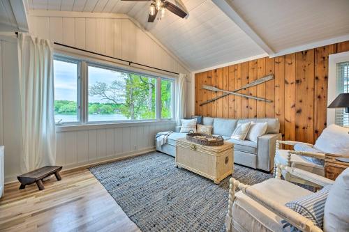 Coin salon dans l'établissement Lakefront Battle Creek Home with Fishing Dock!