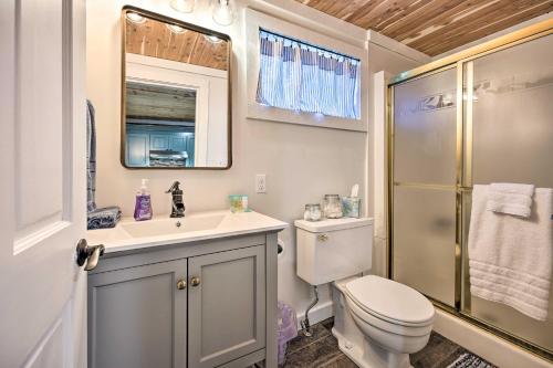 une salle de bain avec toilettes, lavabo et douche dans l'établissement Lakefront Battle Creek Home with Fishing Dock!, à Battle Creek