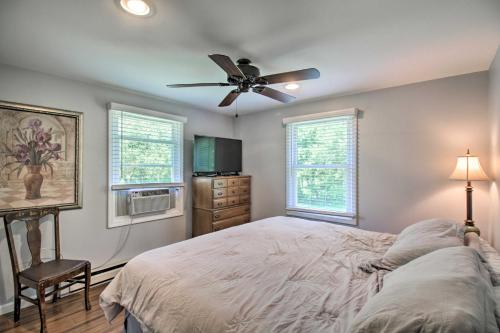 una camera con letto e ventilatore a soffitto di Cozy Cabin with Patio on Craig Creek Pets OK! a Eagle Rock