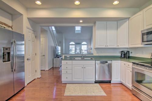 Una cocina o cocineta en Spacious Millville Townhome Less Than 4 Mi to Beach!