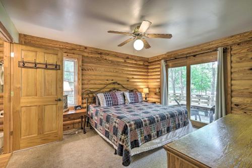 Llit o llits en una habitació de Pet-Friendly Lake Oconee Cabin with Boat Dock!