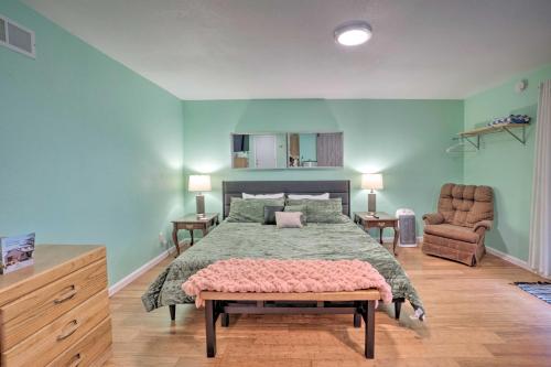 - une chambre avec un grand lit et une chaise dans l'établissement Soothing Studio with Lush Views 2 Mi to Beach!, à Smith River