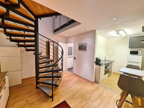 escalera de caracol en una habitación con cocina en Apartment am Rohrbach, en Friedrichshafen