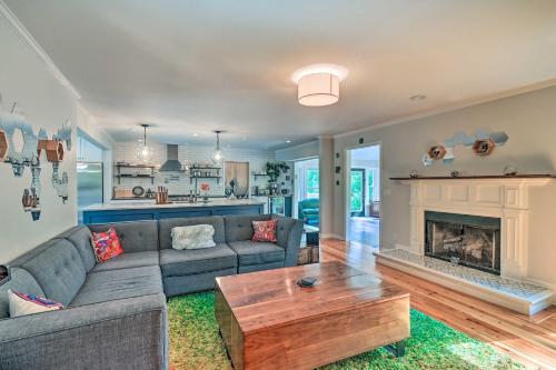 Posezení v ubytování Peaceful Southern Pines Home with Pool and Yard!