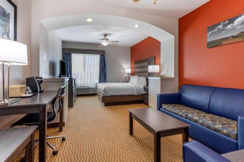 ein Hotelzimmer mit einem Sofa und einem Bett in der Unterkunft Best Western Palo Duro Canyon Inn & Suites in Canyon