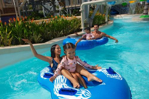 Un grupo de personas montan sobre un inflable en Dreams Natura Resort & Spa - All Inclusive, en Cancún