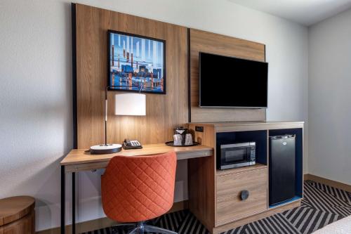 a hotel room with a desk and a flat screen tv at Best Western Plus Amarillo East Hotel in Amarillo