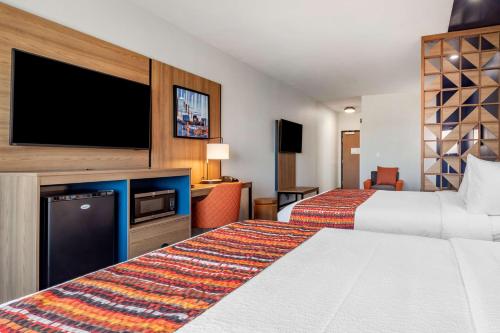 En eller flere senger på et rom på Best Western Plus Amarillo East Hotel