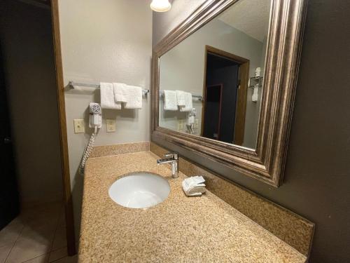 Ένα μπάνιο στο Sunnyside Inn and Suites