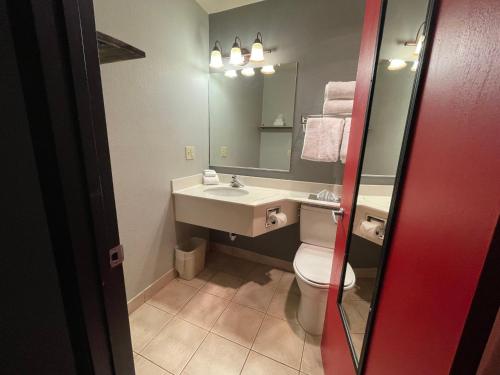 Ένα μπάνιο στο Sunnyside Inn and Suites