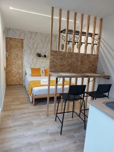 - une chambre avec un lit, une table et des chaises dans l'établissement Bungalow A Gandriña 2, à Ponte Do Porto