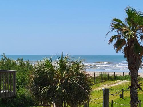 Second Row Beach Home - Ocean views - Old school vibes