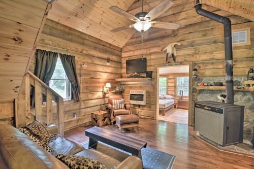 sala de estar con paredes de madera y ventilador de techo. en Constantia Cabin Escape More Than 2 Mi to Lake Oneida, en Constantia