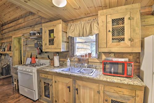 Una cocina o zona de cocina en Constantia Cabin Escape More Than 2 Mi to Lake Oneida