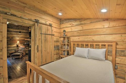 1 dormitorio con 1 cama en una cabaña de madera en Constantia Cabin Escape More Than 2 Mi to Lake Oneida 