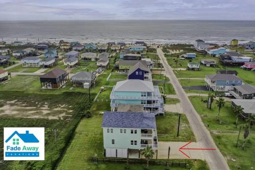 an aerial view of a house on the beach at Kalm by the Beach - Ocean View - Sleeps 14 in Freeport