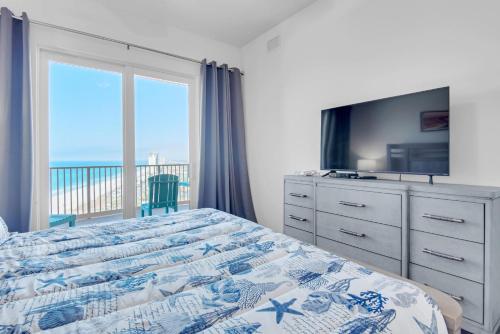 - une chambre avec un lit, une télévision et un balcon dans l'établissement Calypso 3-2307, à Panama City Beach