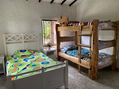 Bunk bed o mga bunk bed sa kuwarto sa verde menta casa campestre