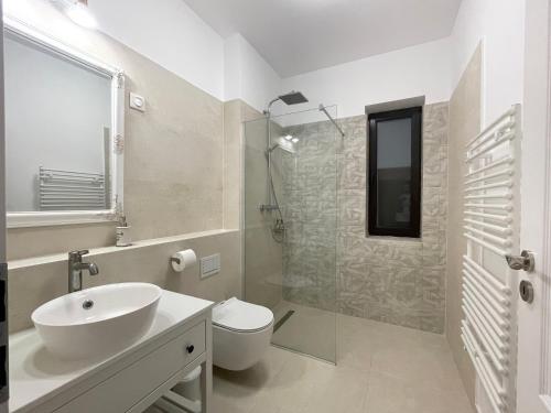 Bilik mandi di Iarca Inn