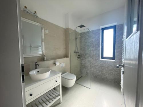 Bilik mandi di Iarca Inn