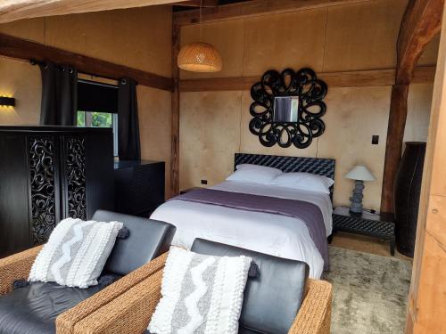 Ένα ή περισσότερα κρεβάτια σε δωμάτιο στο Rustic Beachfront Cottage Charleston